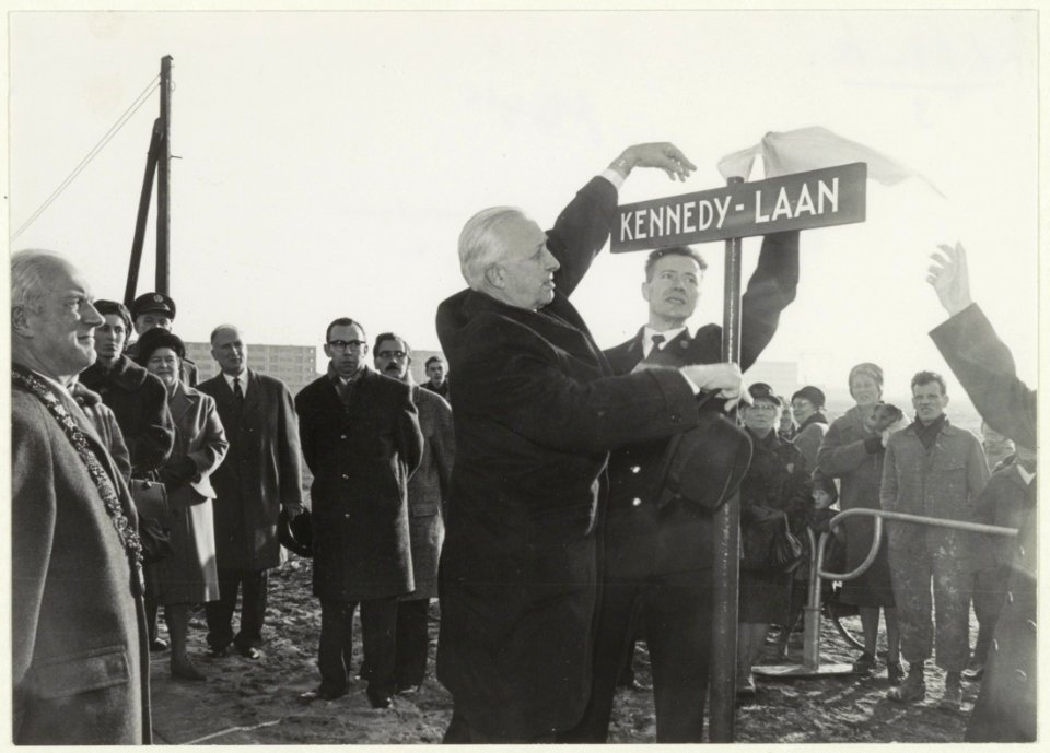 Onthulling van het straatnaambord van de Kennedylaan door de Amerikaanse gezant John D. Rice met links burgemeester Cremers