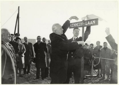 Onthulling van het straatnaambord van de Kennedylaan door de Amerikaanse gezant John D. Rice met links burgemeester Cremers