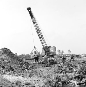 Ontginning, grondbewerking, egaliseren, bezanden, arbeiders, draglines, 'nieuwe , Bestanddeelnr 159-0611