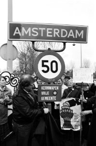 Onthullingen, wethouders, demonstranten, kernwapenproblematiek, Bestanddeelnr 932-4075