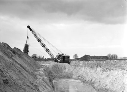 Ontginning, grondbewerking, egaliseren, bezanden, draglines, Bestanddeelnr 159-0173
