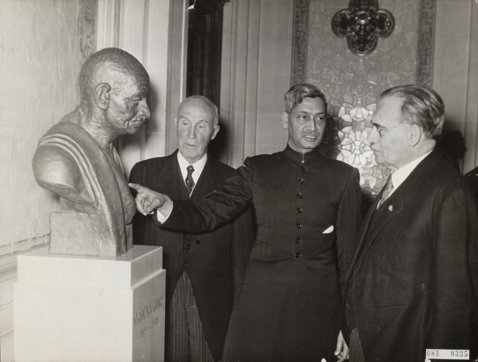 Onthullingen, beelden, minister-presidenten, burgemeesters, Drees W., Ghandi Mah, Bestanddeelnr 081-0335