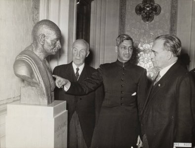 Onthullingen, beelden, minister-presidenten, burgemeesters, Drees W., Ghandi Mah, Bestanddeelnr 081-0335