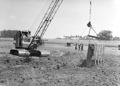 Ontginning, grondbewerking, egaliseren, bezanden, draglines, arbeiders, wateregg, Bestanddeelnr 159-0493