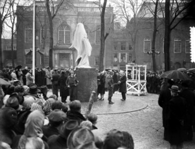 Onthulling van het verzetsmonument voor de Februaristaking Dokwerker door koni, Bestanddeelnr 905-4594