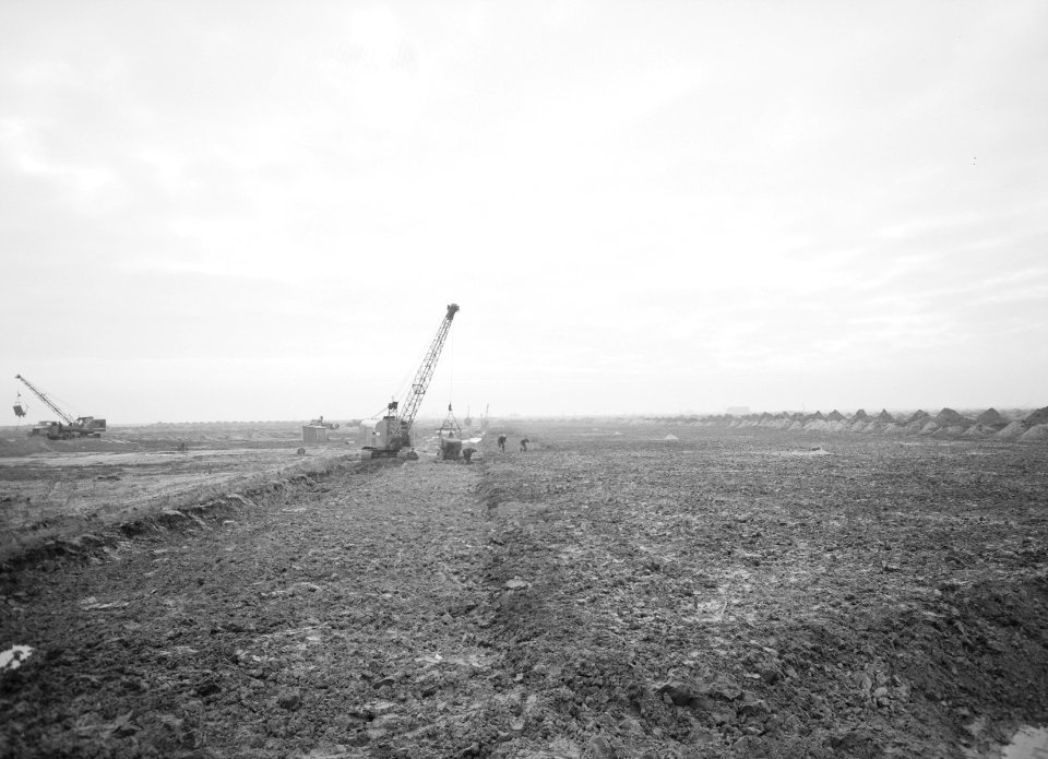 Ontginning, grondbewerking, egaliseren, bezanden, draglines, arbeiders, polder v, Bestanddeelnr 159-0138