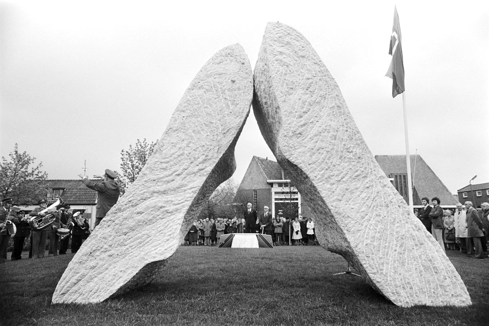 Onthulling het onderduikmonument 'Twee Handen' in Andijk, Bestanddeelnr 929-1614