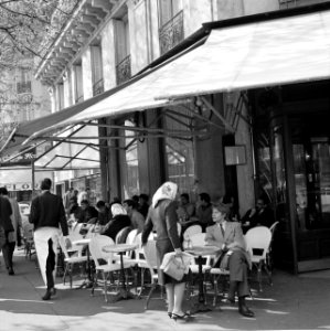Ontmoeting op het terras van café-restaurant Deux Magots in Saint-Germain-des-Pr, Bestanddeelnr 254-0435