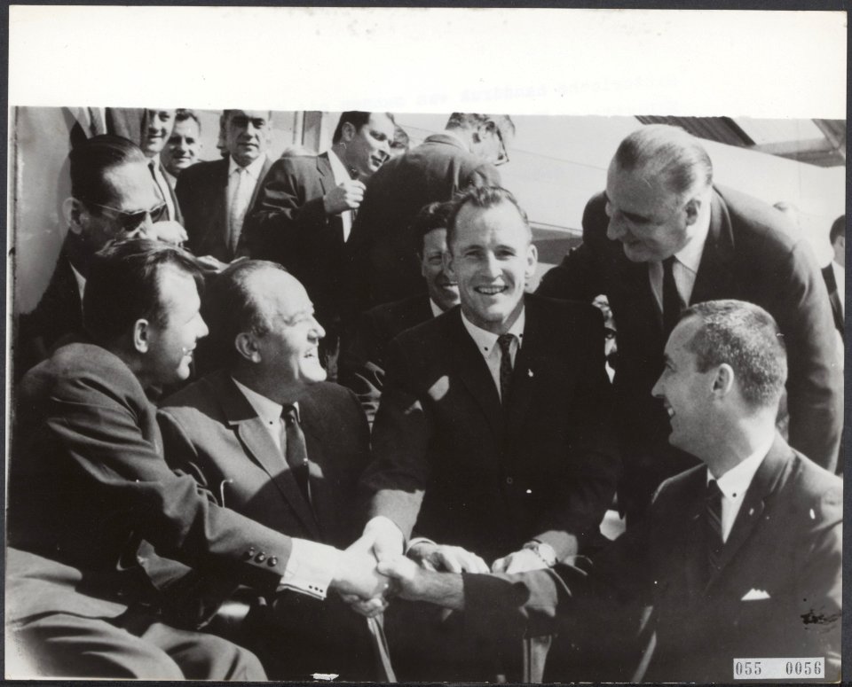 Ontmoeting tussen Amerikaanse en Russische astronauten op Le Bourget., Bestanddeelnr 055-0056