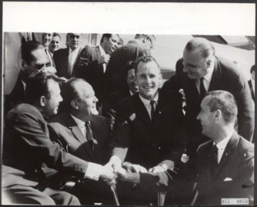 Ontmoeting tussen Amerikaanse en Russische astronauten op Le Bourget., Bestanddeelnr 055-0056