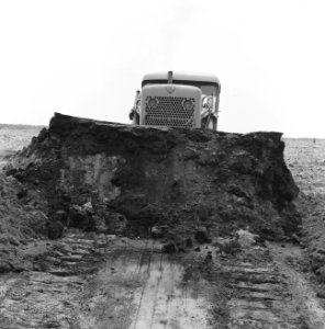 Ontginning, grondbewerking, egaliseren, bezanden, bulldozers, allis chalmers hd , Bestanddeelnr 159-0587