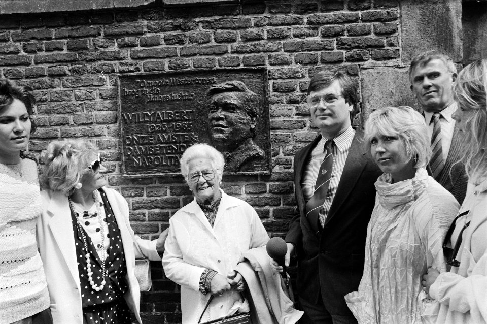 Onthulling herdenkingsplaquette voor Willy Alberti in Muur Westertoren door Tony, Bestanddeelnr 933-6635