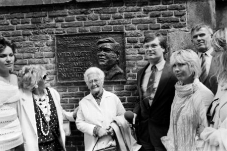 Onthulling herdenkingsplaquette voor Willy Alberti in Muur Westertoren door Tony, Bestanddeelnr 933-6635