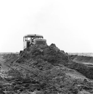 Ontginning, grondbewerking, egaliseren, bezanden, bulldozers, allis chalmers hd , Bestanddeelnr 159-0588