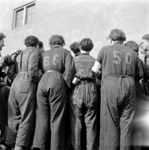 Ontmoeting met ex-gedetineerden in het voormalige concentratiekamp Westerbork, Bestanddeelnr 900-2558