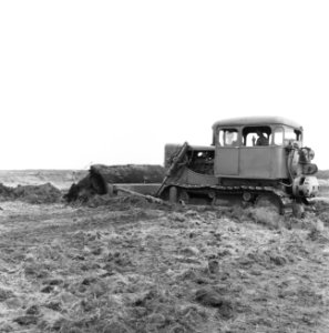 Ontginning, grondbewerking, egaliseren, bezanden, bulldozers, allis chalmers hd , Bestanddeelnr 159-0584