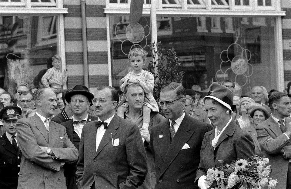 Onthulling van het beeldje Het Amsterdams Lieverdje op het Spui, Bestanddeelnr 911-5810
