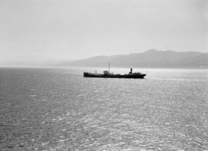 Ontmoeting met eenn tankbootje in de Straat Messina, Bestanddeelnr 191-0291