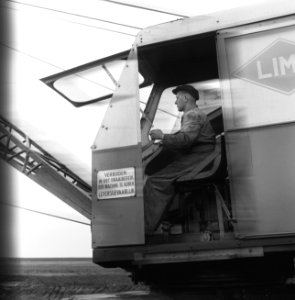 Ontginning, grondbewerking, egaliseren, bezanden, draglines, arbeiders, De Wilre, Bestanddeelnr 159-0541