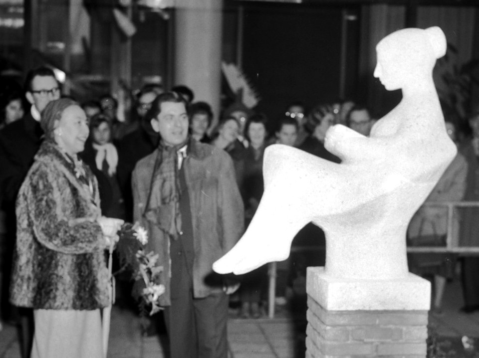 Onthulling van beeldje in de Karel Doormanstraat t.g.v. de boekenweek, Bestanddeelnr 911-1340 (uitsnede)