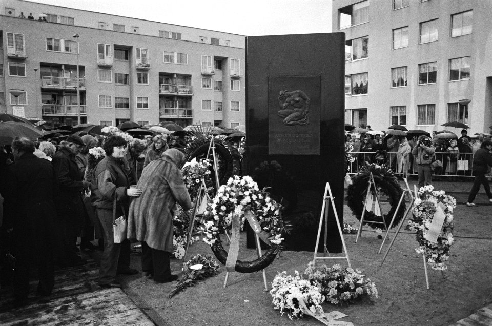 Onthulling van een monument ter nagedachtenis van omgekomen werknemers van de fi, Bestanddeelnr 933-4813