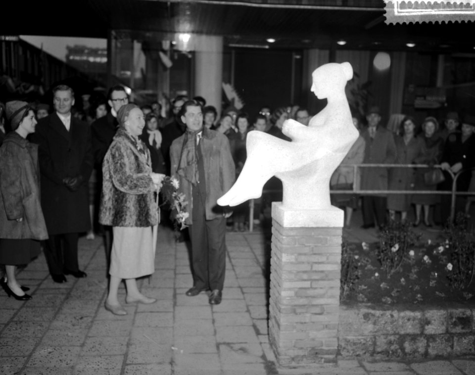 Onthulling van beeldje in de Karel Doormanstraat t.g.v. de boekenweek, Bestanddeelnr 911-1340
