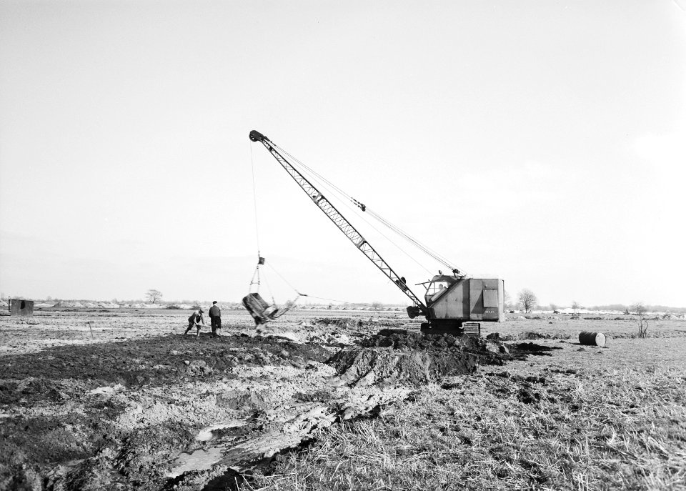Ontginning, grondbewerking, egaliseren, bezanden, draglines, arbeiders, Bestanddeelnr 159-0236