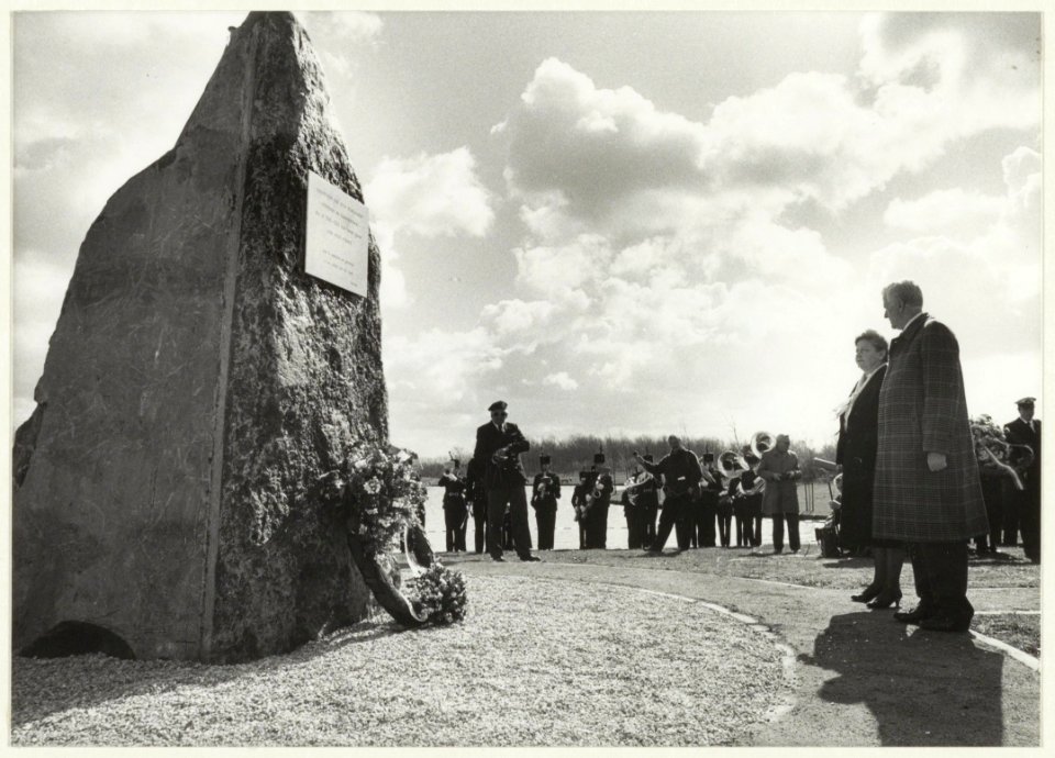 Onthulling van een oorlogsmonument voor militairen en koopvaarders tijdens de Tweede Wereldoorlog door burgemeester E. Schmitz. Het monument staat in het Reinaldapark. NL-HlmNHA 54023705