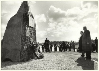 Onthulling van een oorlogsmonument voor militairen en koopvaarders tijdens de Tweede Wereldoorlog door burgemeester E. Schmitz. Het monument staat in het Reinaldapark. NL-HlmNHA 54023705