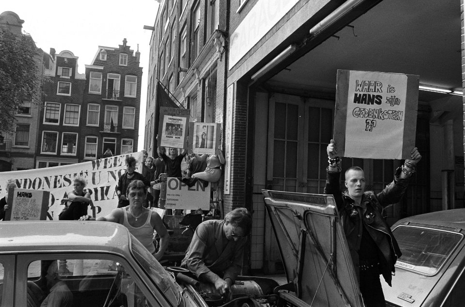 Onthulling gedenksteen ex premier dr. W. Drees op Haarlemmerplein in Amsterdam d, Bestanddeelnr 933-7061