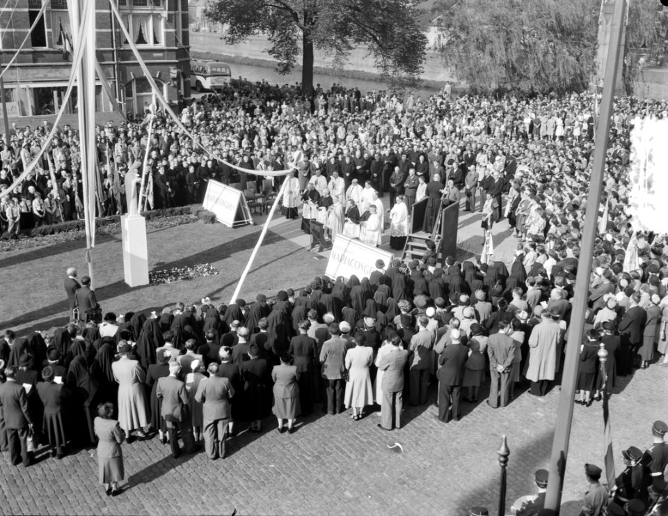 Onthulling van een Mariabeeld in Den Bosch door Mgr. W. Mutsaerts, Bestanddeelnr 905-7008