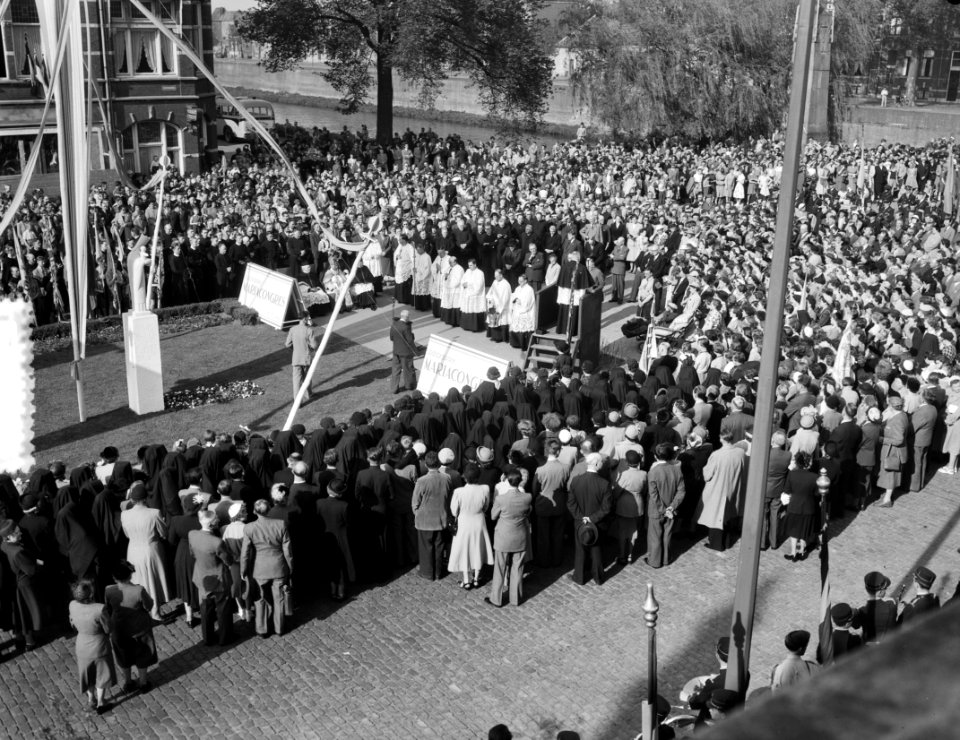 Onthulling van een Mariabeeld in Den Bosch door Mgr. W. Mutsaerts, Bestanddeelnr 905-7004
