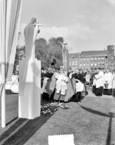 Onthulling van een Mariabeeld in Den Bosch door Mgr. W. Mutsaerts, Bestanddeelnr 905-7007