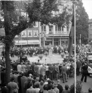Onthulling van het beeldje Het Amsterdams Lieverdje op het Spui, overzicht van, Bestanddeelnr 911-5820