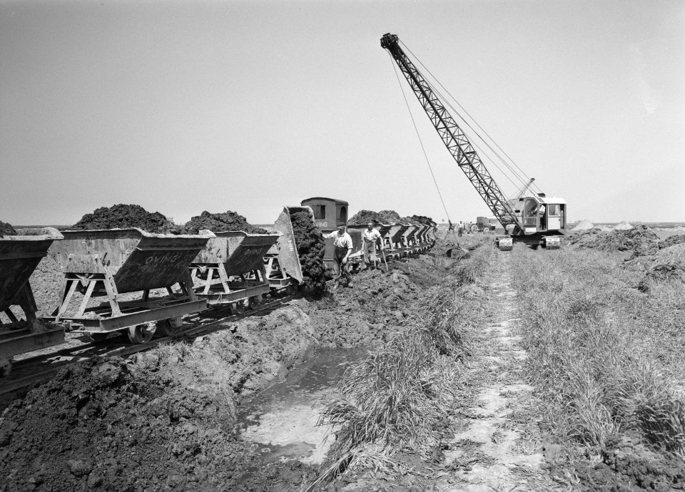 Ontginning, grondbewerking, egaliseren, bezanden, arbeiders, draglines, kipkarre, Bestanddeelnr 159-0523