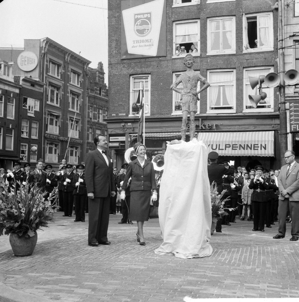 Onthulling van het beeldje Het Amsterdams Lieverdje op het Spui, Henri Knap en, Bestanddeelnr 911-5815