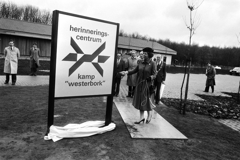 Onthulling van het bord bij de ingang, Bestanddeelnr 932-5581