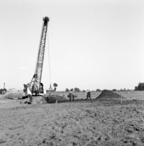 Ontginning, grondbewerking, egaliseren, bezanden, arbeiders, draglines, barnevel, Bestanddeelnr 159-0643