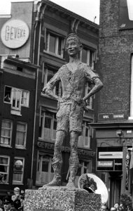 Onthulling van het beeldje Het Amsterdams Lieverdje op het Spui, Bestanddeelnr 911-5811
