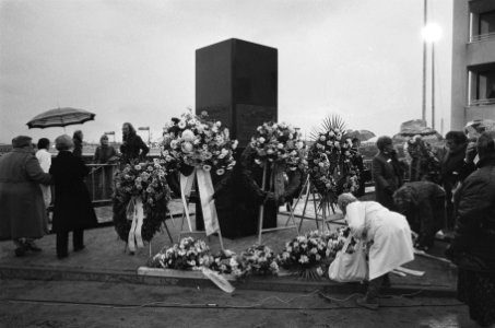 Onthulling van een monument ter nagedachtenis van omgekomen werknemers van de fi, Bestanddeelnr 933-4812