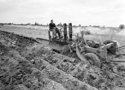 Ontginning, grondbewerking, egaliseren, bezanden, diepploegen, ruilverkavelingen, Bestanddeelnr 159-0531