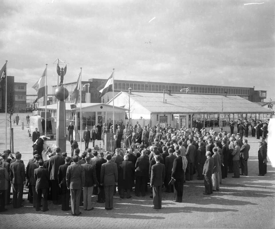 Onthulling monument op Schiphol van de eerste vlucht naar Nederlands-Indië, Bestanddeelnr 903-6367