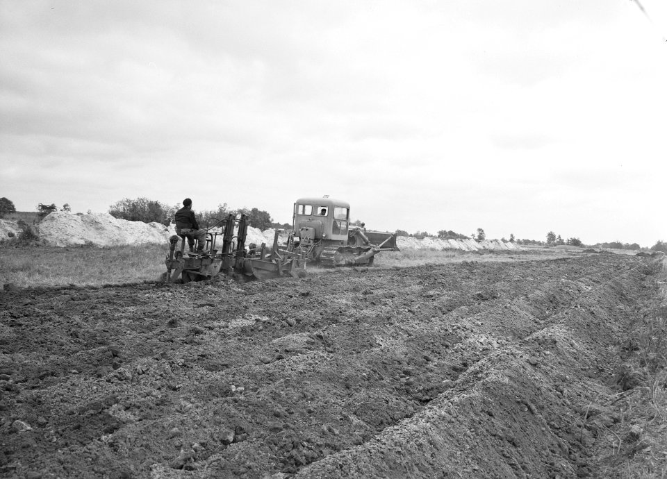 Ontginning, grondbewerking, egaliseren, bezanden, diepploegen, ruilverkavelingen, Bestanddeelnr 159-0528