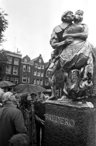 Onthulling van een beeld op de Nieuwmarkt te Amsterdam, Bestanddeelnr 921-7179