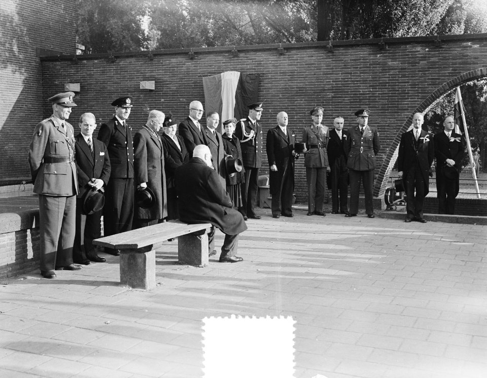 Onthulling van de krans van KNTH aan het Van Heutsz monument, Bestanddeelnr 904-8036