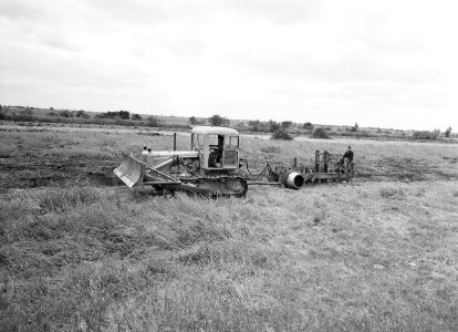 Ontginning, grondbewerking, egaliseren, bezanden, diepploegen, ruilverkavelingen, Bestanddeelnr 159-0537