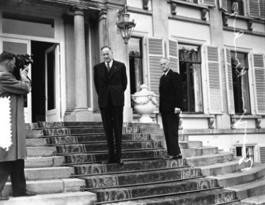 Ontvangst beediging nieuwe ministers door koningin Juliana. Bordesscène Paleis S, Bestanddeelnr 905-2870
