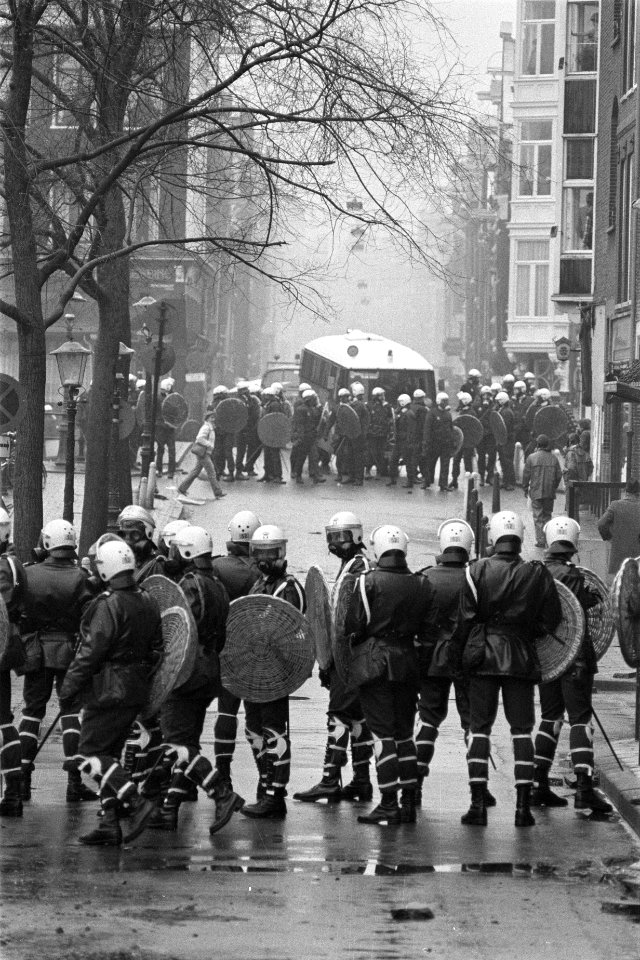 Ontruiming Grote Wetering , kraakpand in Amsterdam ontruimd door ME en marechaus, Bestanddeelnr 931-1853