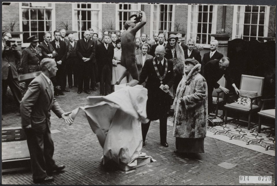 Onthulling door prinses Wilhelmina van het standbeeld, vervaardigd door de Amste, Bestanddeelnr 014-0770