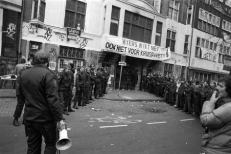 Ontruiming kraakpand Wijers Amsterdam erehaag van ME bij Wijers, Bestanddeelnr 932-8694
